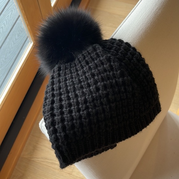 NWOT Kyi Kyi fox fur pom beanie knit hat black - Picture 5 of 5
